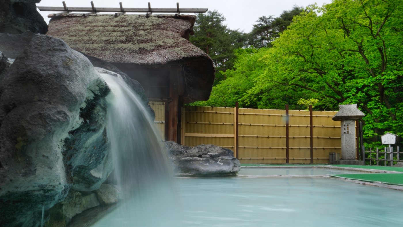 旅館 玉子湯 — 福島市高湯温泉 · 明治元年創業、茅葺きの湯小屋に満ちる白濁の硫黄泉