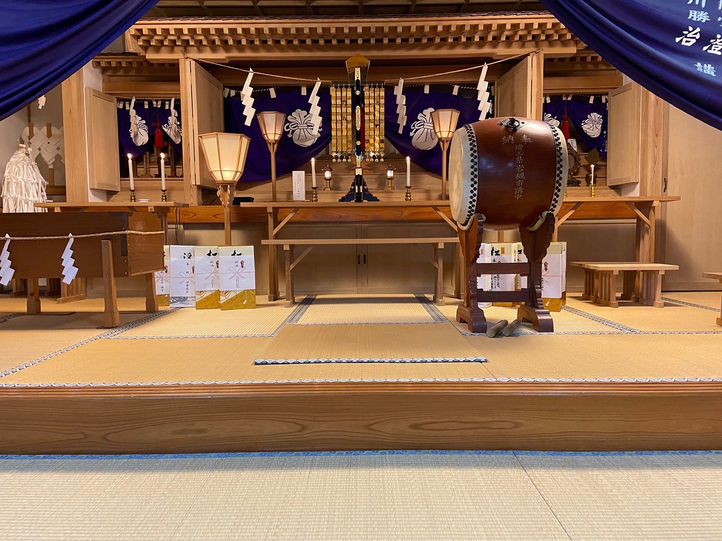 戸隠神社宿坊 築山館 — 長野市戸隠・宝光社 · 別館拝殿棟の中央に設けられた御神前。戸隠神社五社の大神を祀り、朝拝が行われる24畳の座