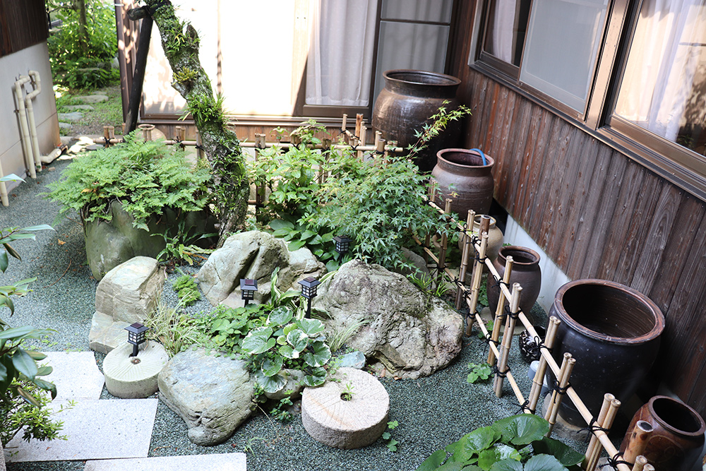 冨屋金兵衛邸 — 愛媛県大洲市長浜 · 紺屋を営んだ商家に残る中庭と染め壺