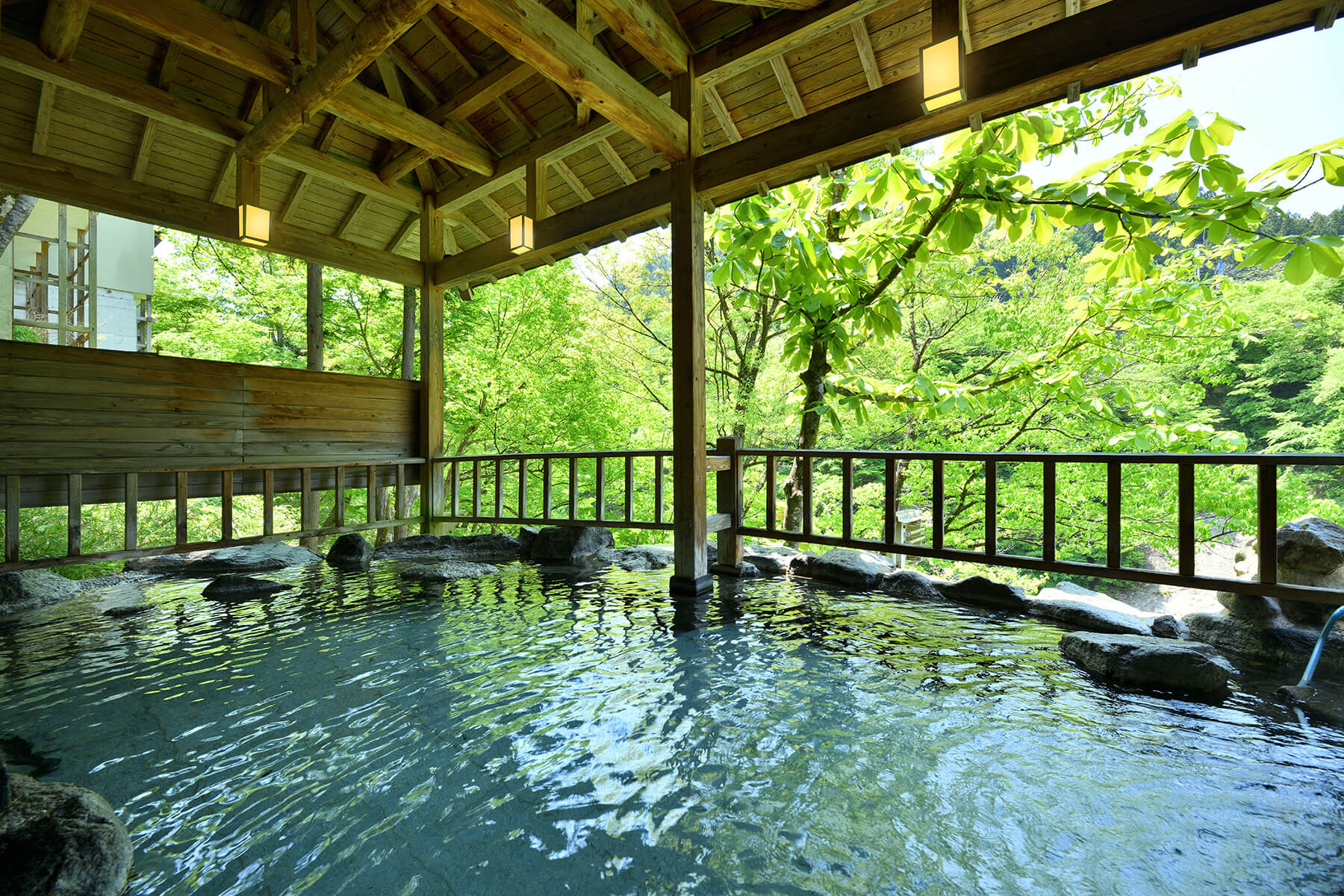 藤龍館 — 福島県下郷町・湯野上温泉 · 大川渓谷に面した木造屋根の露天風呂