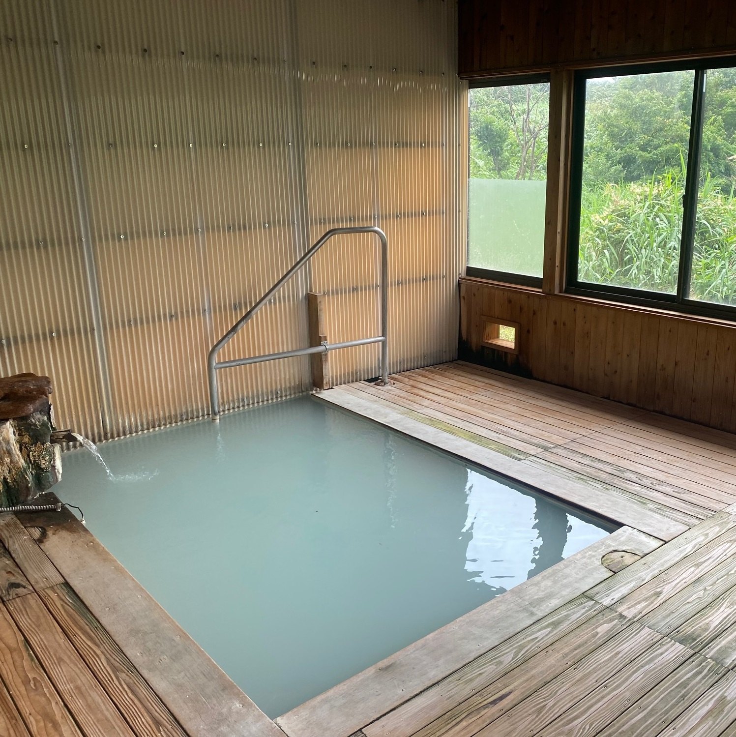 新野地温泉 相模屋旅館 — 福島市土湯峠 · 木造の内湯に満たされた乳白色の単純硫黄泉