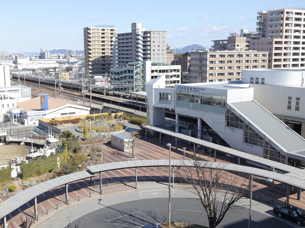 アーバンホテル南草津 — 滋賀県草津市・JR南草津駅西口 · 屋根付き歩廊が続く駅前ロータリーと琵琶湖線の線路