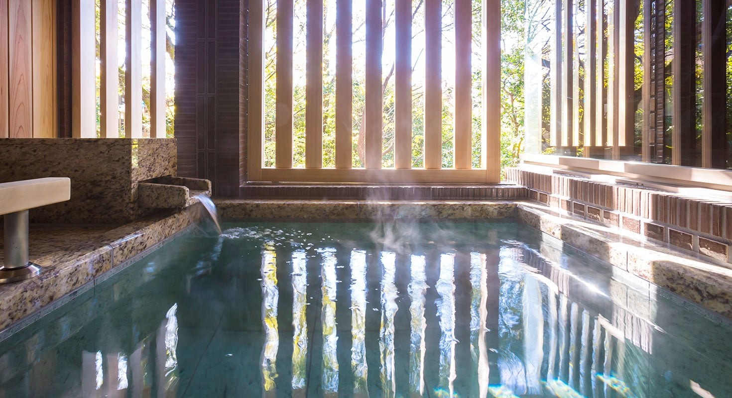 Hotel 侑楽 京八坂 — 京都・東山鷲尾町 · 木立を望む温泉浴槽を備えた全13室の宿