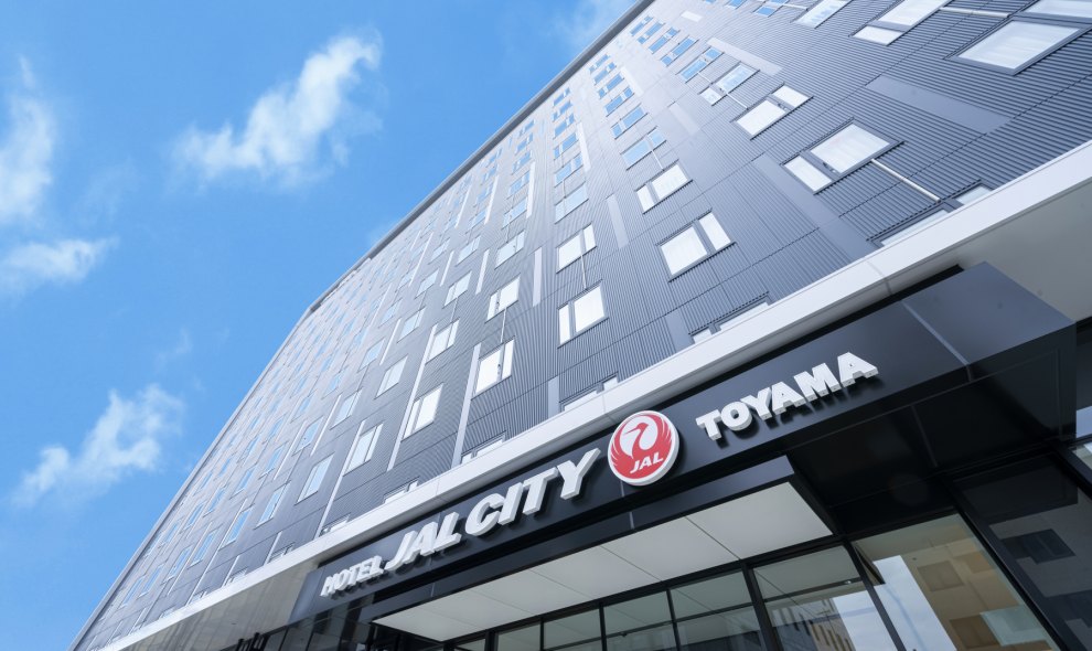 ホテルJALシティ富山 — 富山市宝町 · 2022年3月開業、10階建て252室の外観を正面から見上げる