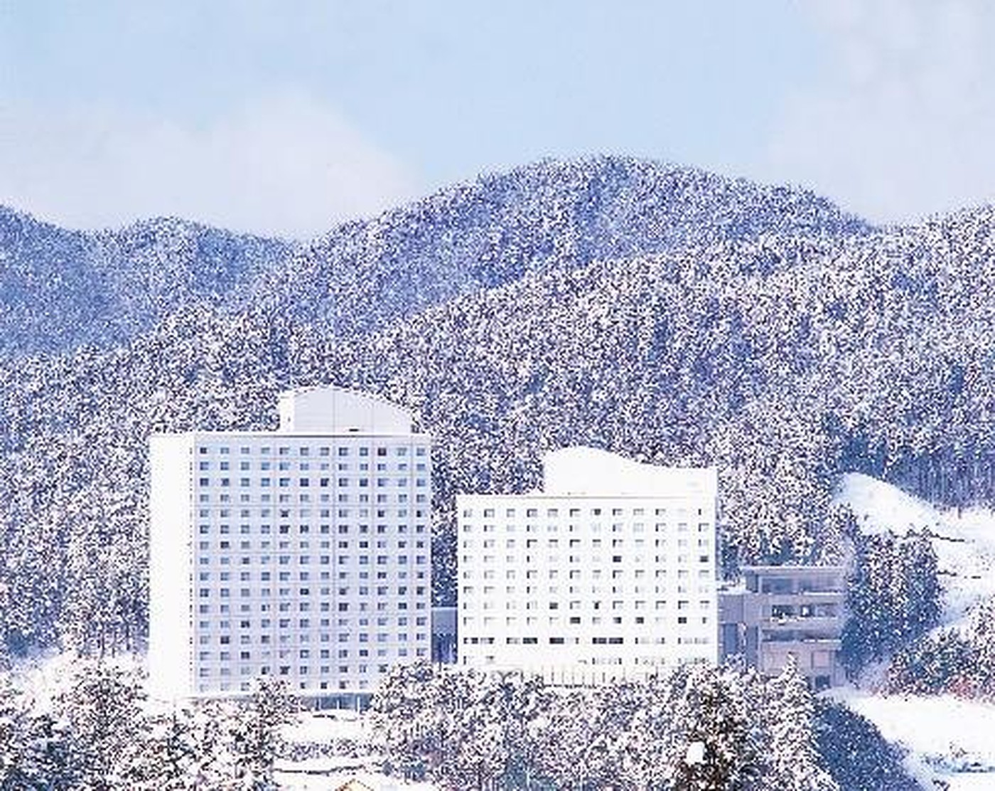 ヒルトン高山リゾート — 前身ホテルアソシア高山リゾートの外観。丘の上に立つ地上17階と12階の2棟構成