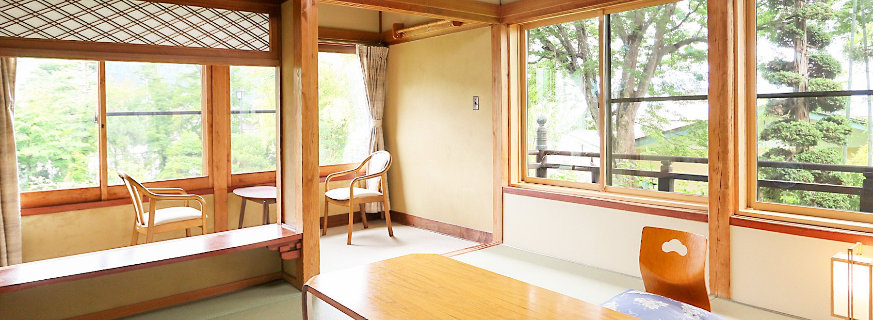 野沢温泉 桐屋旅館 — 庭園を望む和室、ベッドを備えた和洋室タイプ
