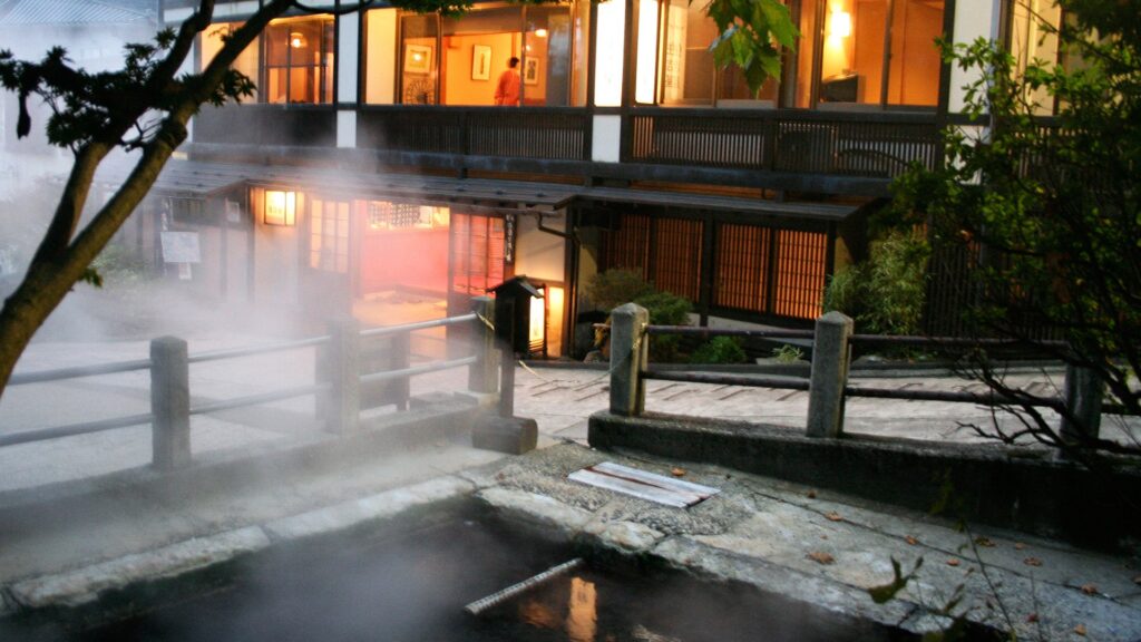 スキー客が来る前の一か月、13の外湯が村人だけのものに戻る — 野沢温泉、麻釜と野沢菜洗いの秋をひとりで歩く Top 5（2026年10月下旬-11月）