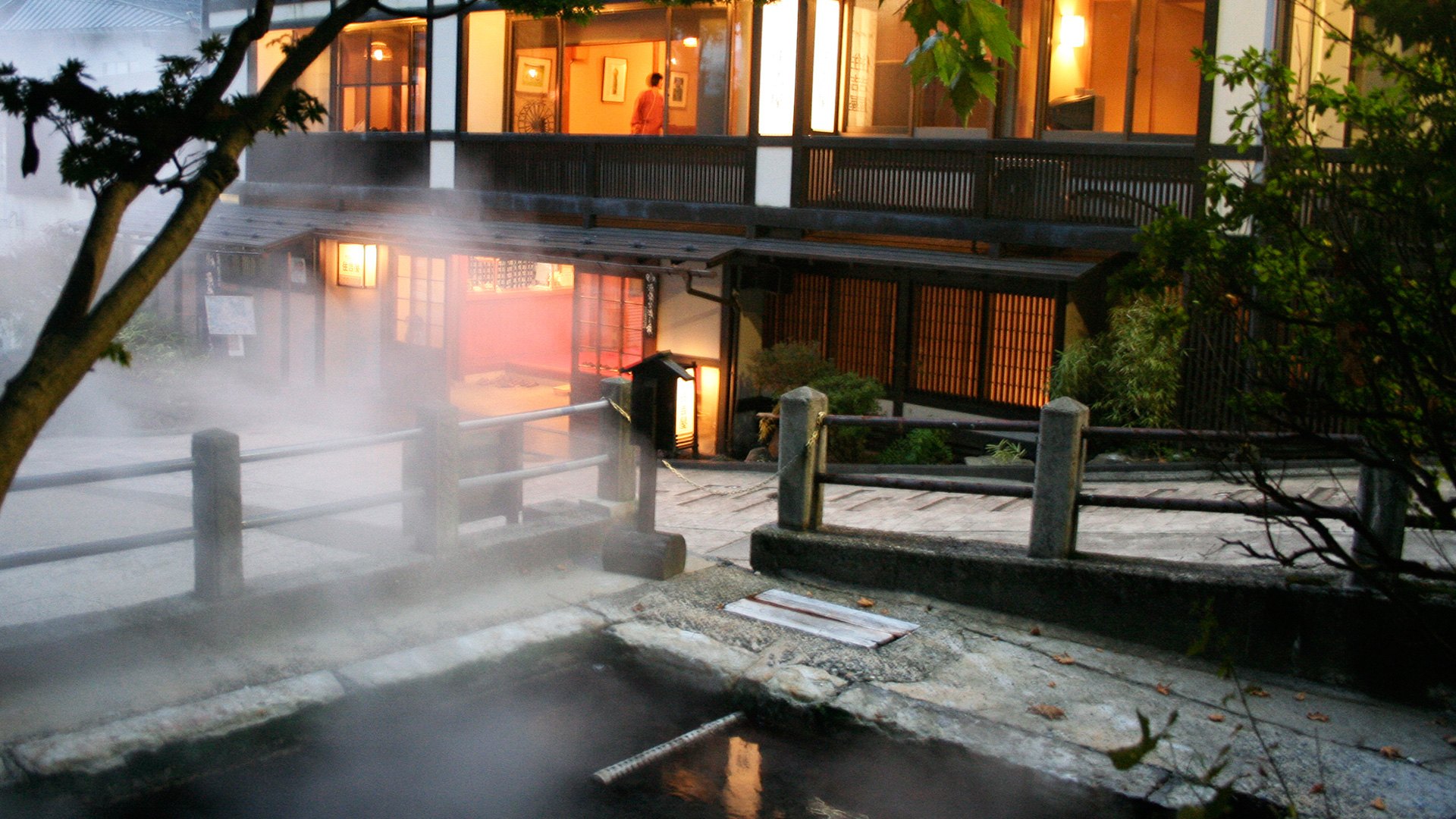 村のホテル住吉屋 — 野沢温泉村・麻釜通り｜天然記念物「麻釜」の湯気が立つ夕暮れの宿前