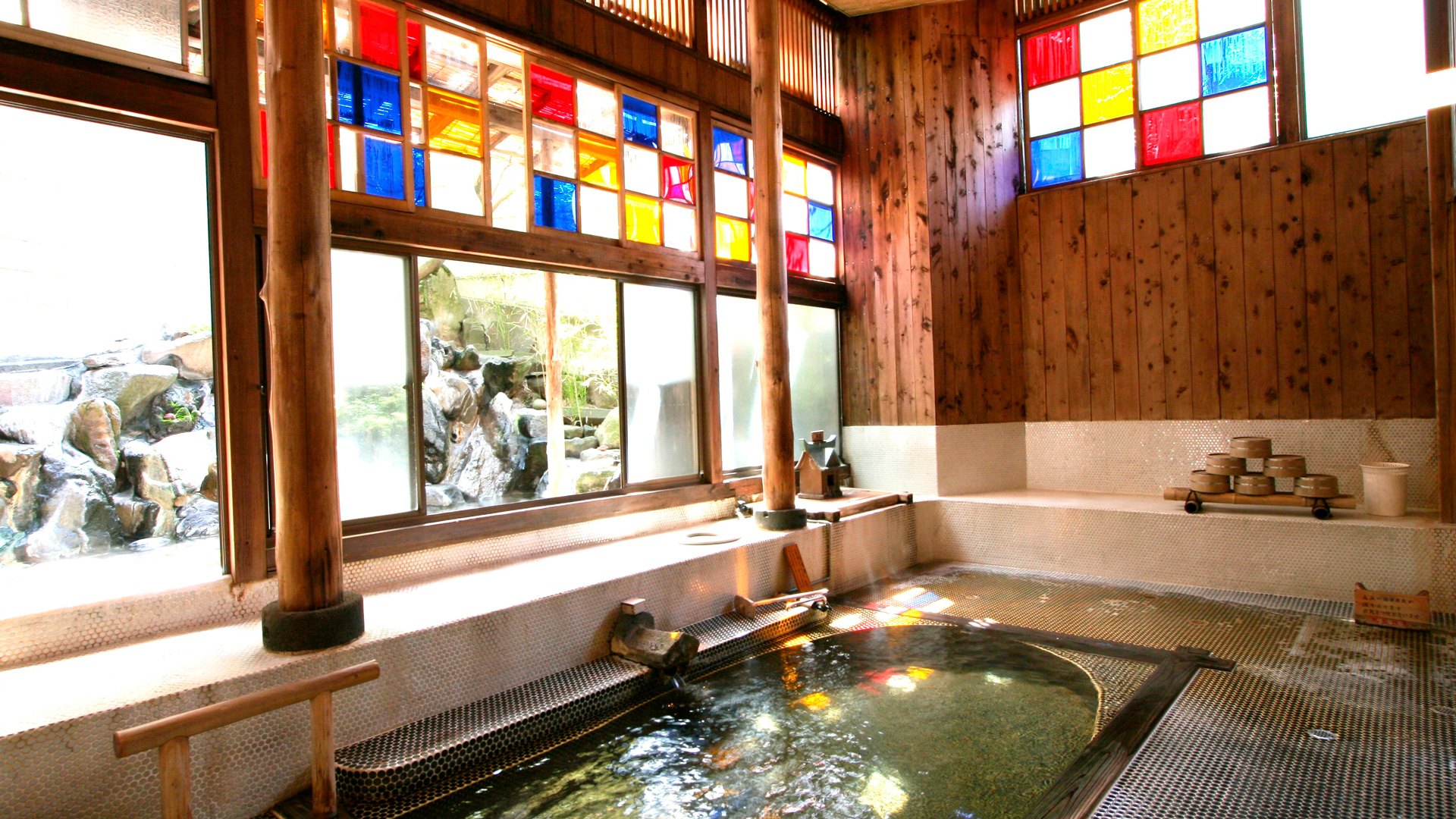 村のホテル住吉屋 — 自家源泉かけ流しの浴室「釜辺の湯」、90℃の自噴泉を風で冷まして掛け流す