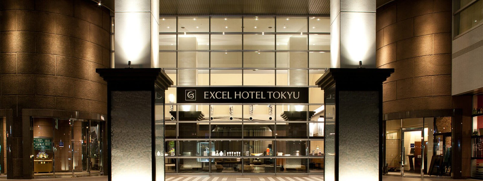 富山エクセルホテル東急 — 富山市新富町 · CICビル内、夜のエントランス。客室は8〜12階と14階に配置される