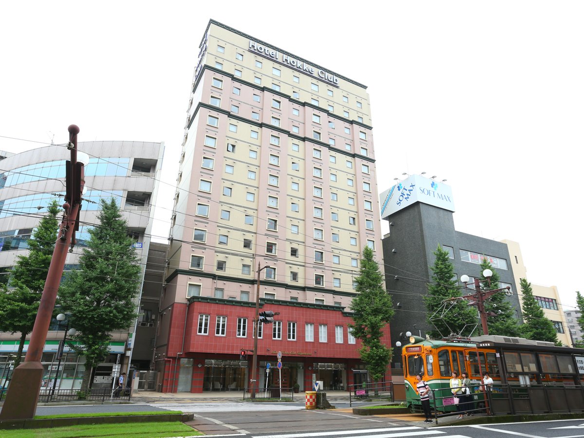 ホテル法華クラブ鹿児島 — 鹿児島市加治屋町 · 電車通りに面した外観と、目の前を走る鹿児島市電
