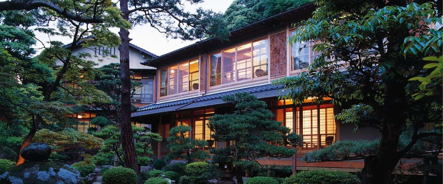 西村屋本館 — 兵庫・城崎温泉湯島 · 安政年間創業、松と灯籠の庭に面した木造二階建ての客室棟