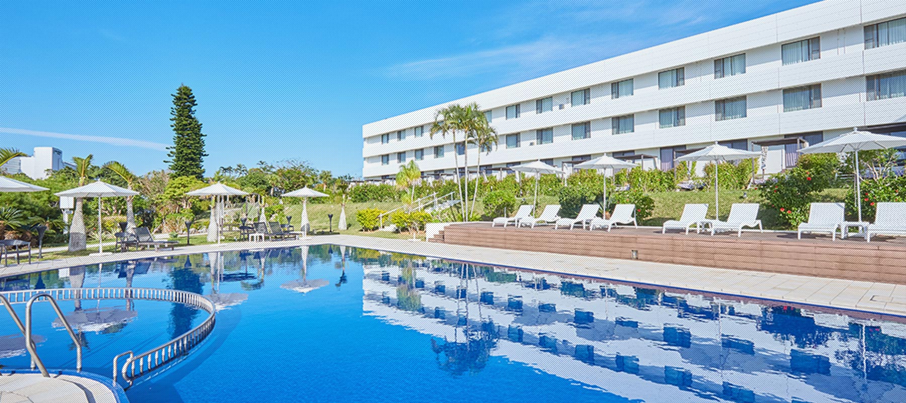 ロイヤルビューホテル美ら海 — 沖縄県本部町石川 · 亜熱帯の庭に面した屋外プールと、海洋博公園に隣接する低層の客室棟