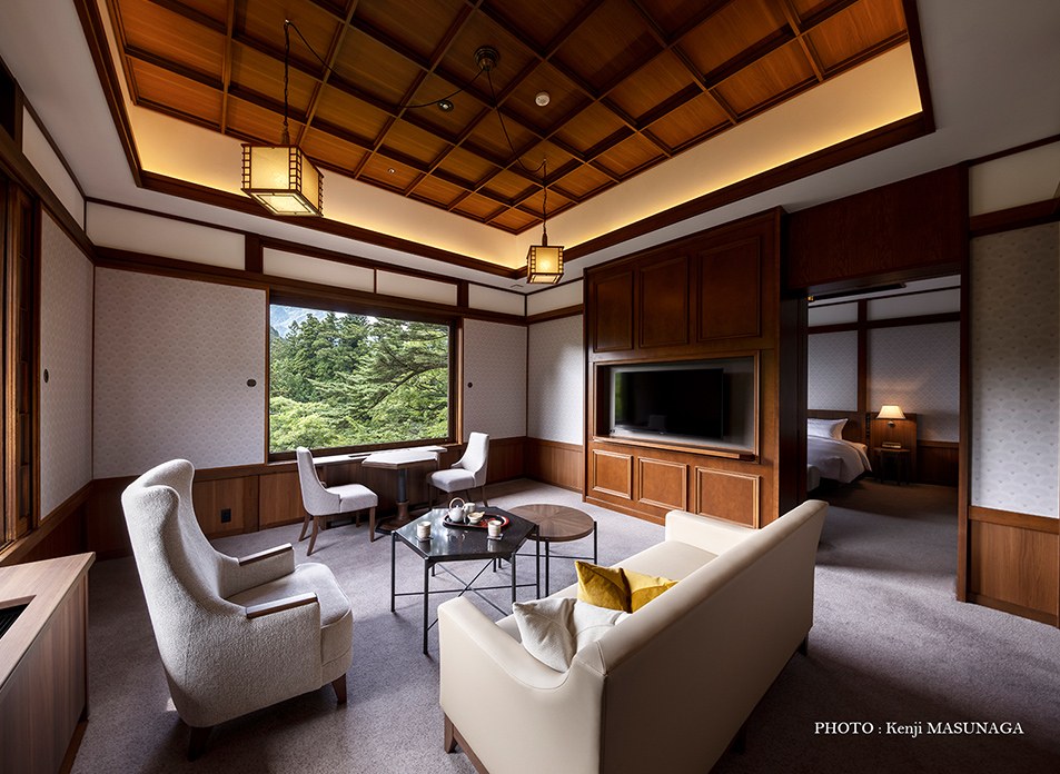 日光金谷ホテル 別館ROYAL HOUSE スイート — 格天井と和紙クロスに洋家具を合わせた71.6平方メートルの客室
