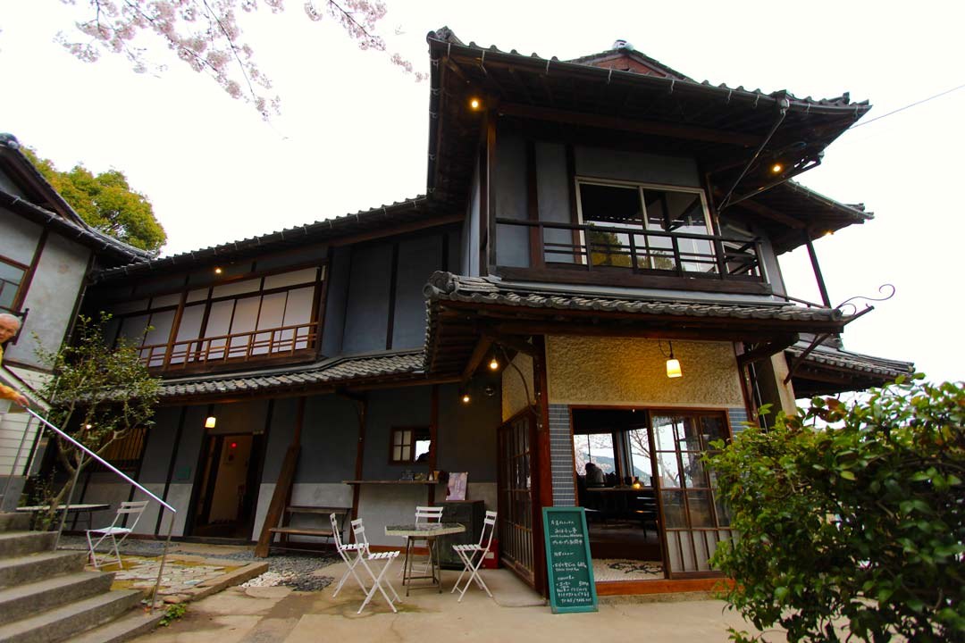 ゲストハウスみはらし亭 — 尾道・東土堂町 · 1921年建築の別荘を再生した登録有形文化財、千光寺参道の石段沿いに建つ木造建築