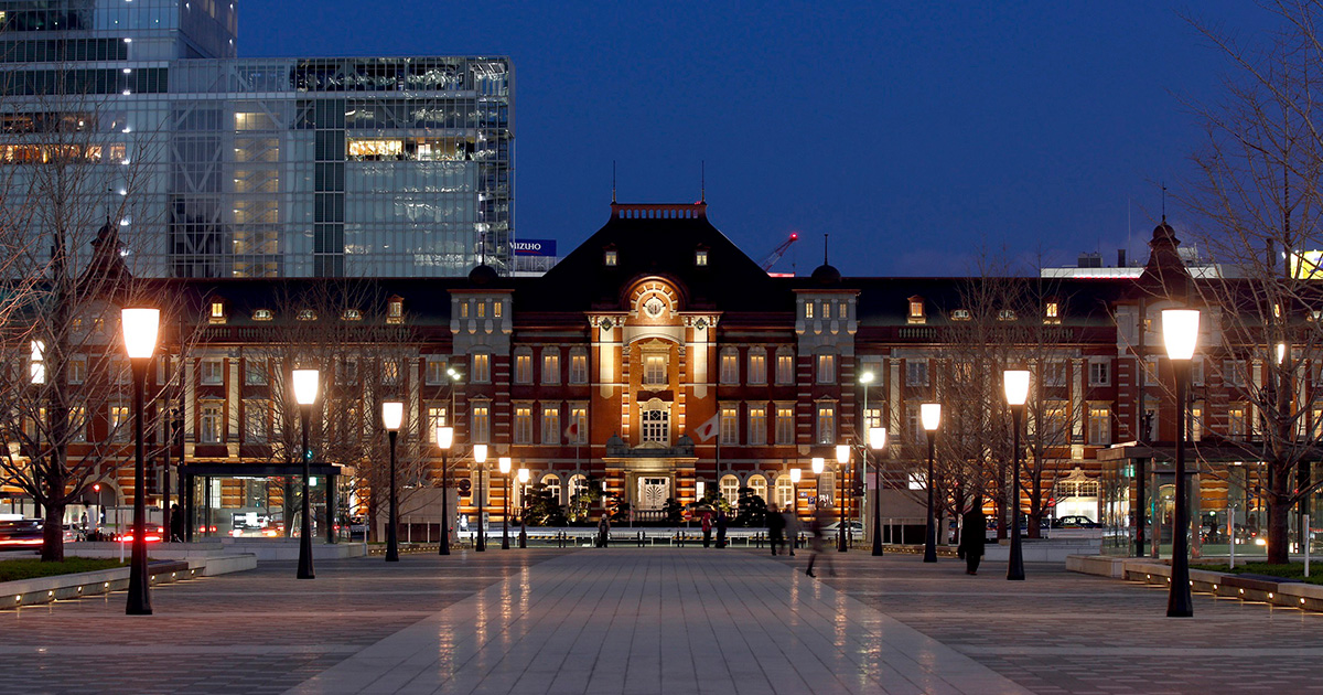 東京ステーションホテル — 東京都千代田区丸の内 · 1914年竣工の赤煉瓦駅舎、落葉した駅前広場から見る冬の夜景