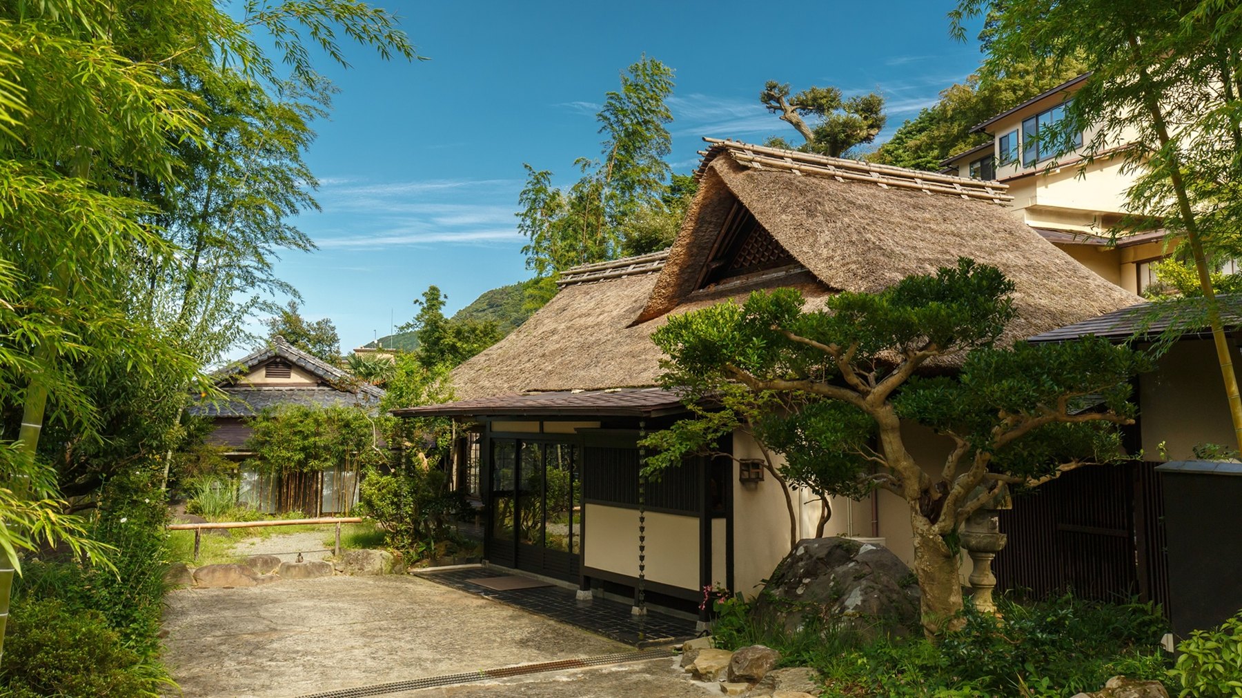はるのひかり — 箱根町湯本 · 竹林に囲まれた茅葺き屋根の玄関棟と飛石の前庭