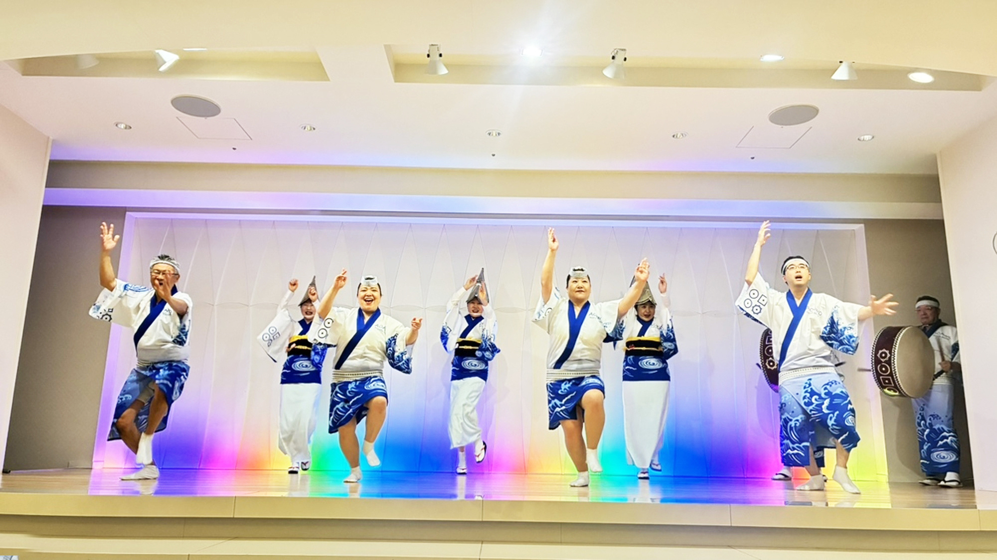 アオアヲ ナルト リゾート — 鳴門市 · 館内ステージで法被姿の踊り手が披露する阿波踊りショー