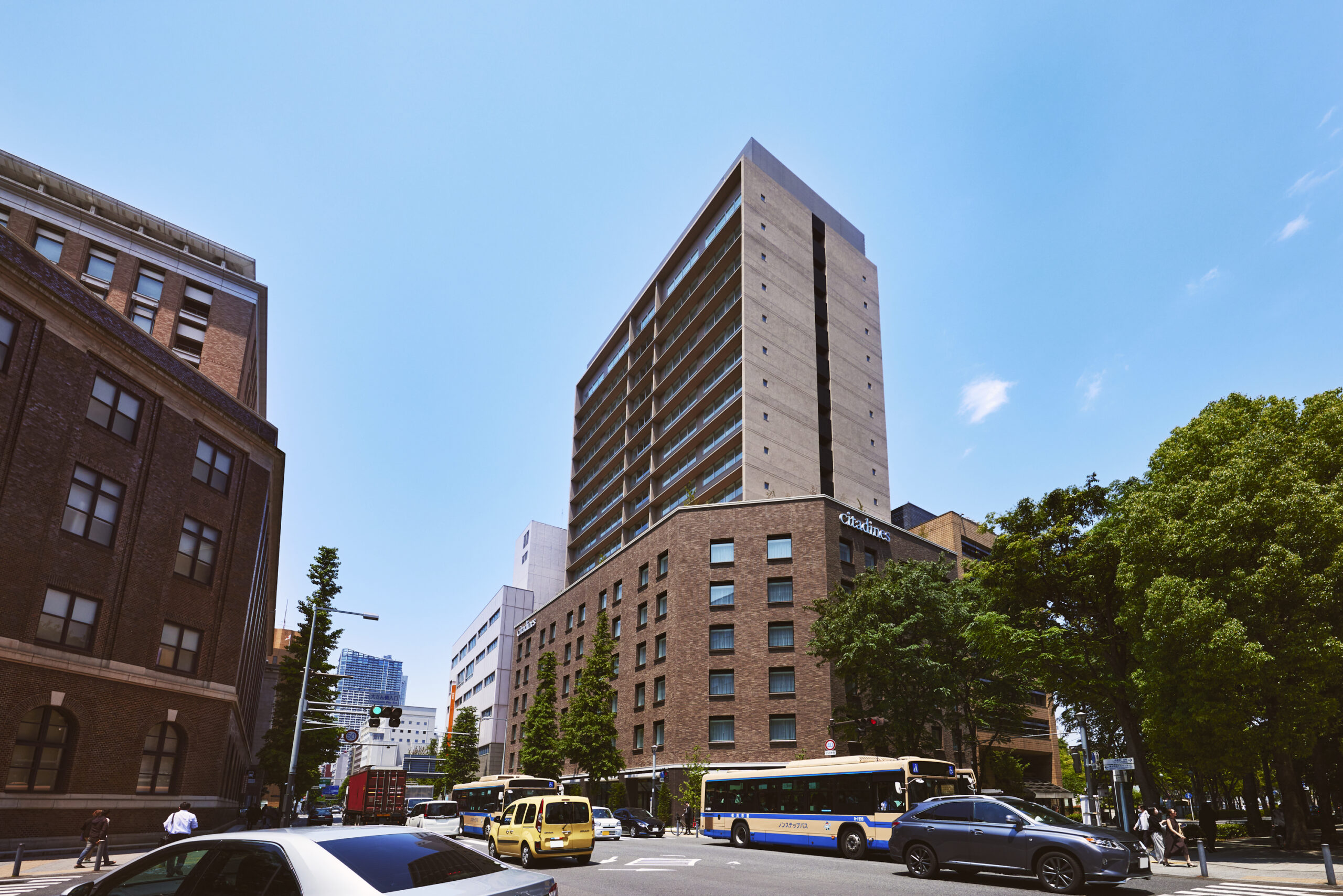 シタディーンハーバーフロント横浜 — 横浜・日本大通 · 煉瓦調の低層部と高層棟、近代建築が並ぶ通りに建つ外観