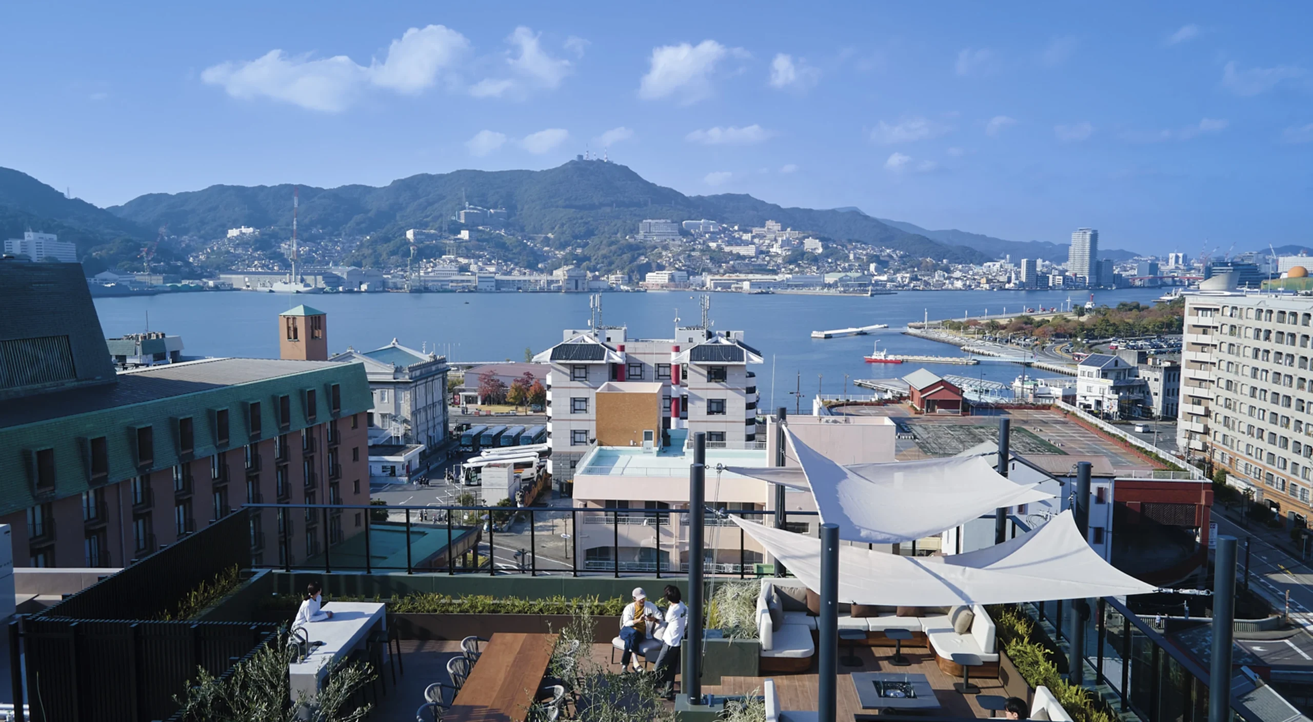 FAV LUX 長崎 — 長崎・松が枝町 · 長崎港と稲佐山を望むルーフトップテラス