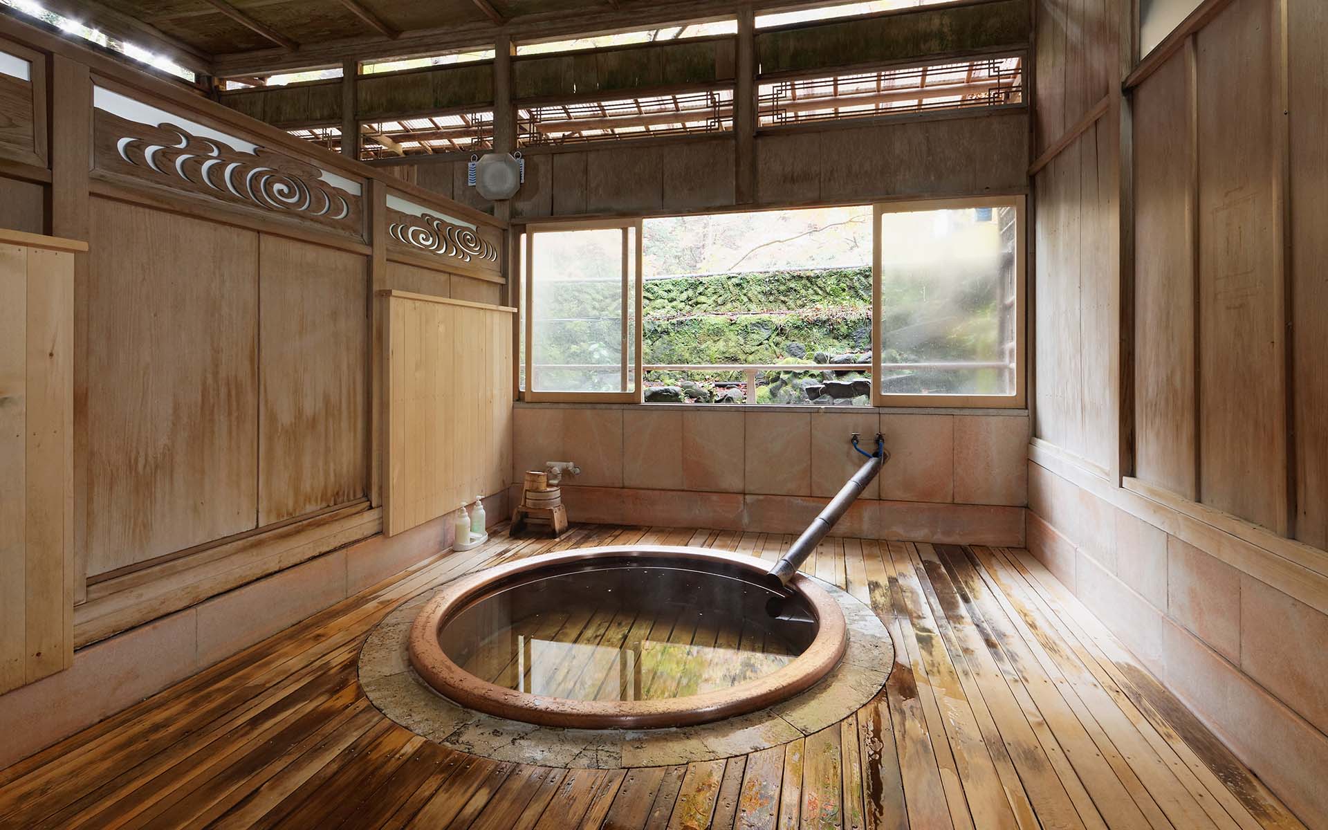 文化財の宿 福住楼 — 箱根・塔ノ沢 · 松の幹をくり抜いた名物「大丸風呂」と渓谷の緑
