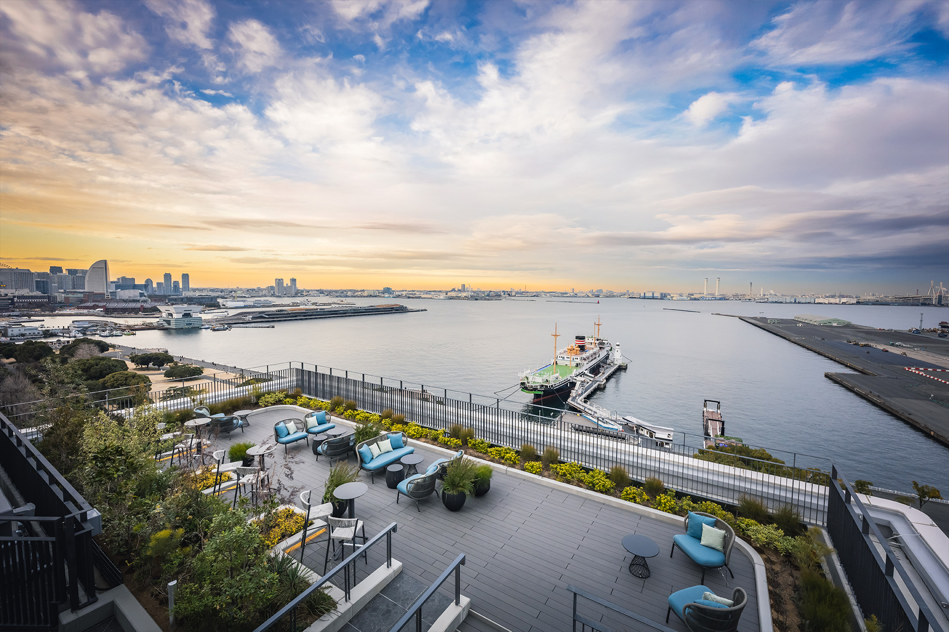 ザ・ゲートホテル横浜 by HULIC — 横浜・山下町 · 宿泊者専用ルーフトップテラスから望む氷川丸と横浜港