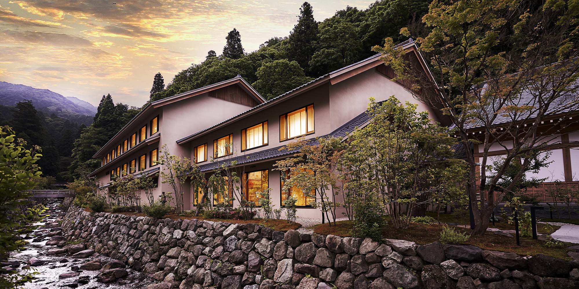 永平寺 親禅の宿 柏樹關 — 福井・永平寺町 · 永平寺川沿いに建つ2019年開業の宿、灯の入った夕景