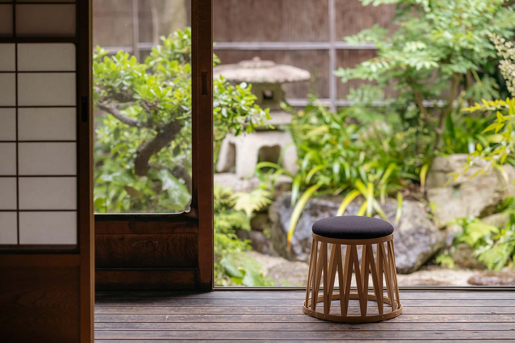近江八幡まちや倶楽部 — 近江八幡市 · 縁側から石灯籠のある坪庭を眺める町家の室内