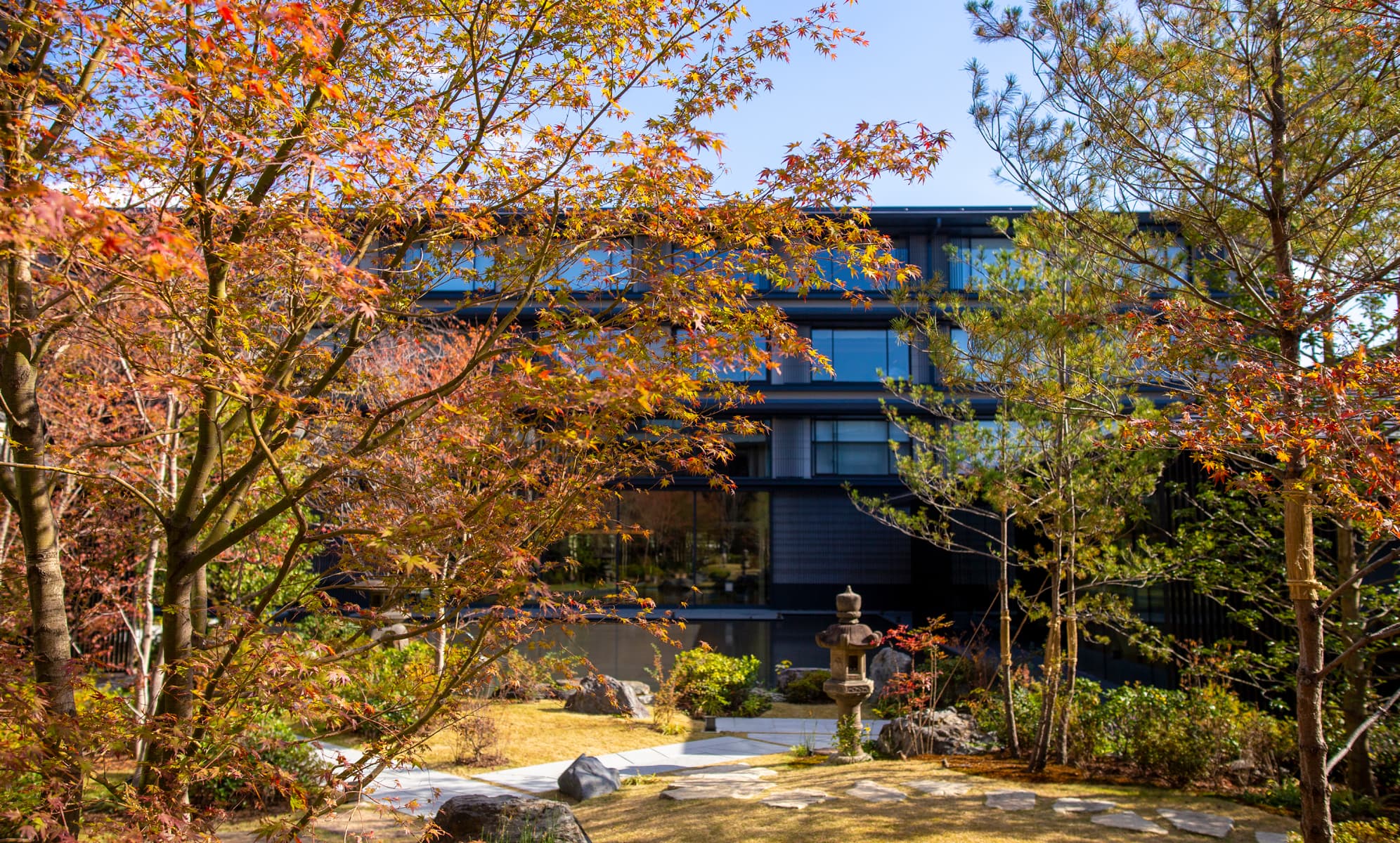 HOTEL THE MITSUI KYOTO — 京都市中京区二条油小路 · 紅葉に包まれた約1,300㎡の中庭と客室棟