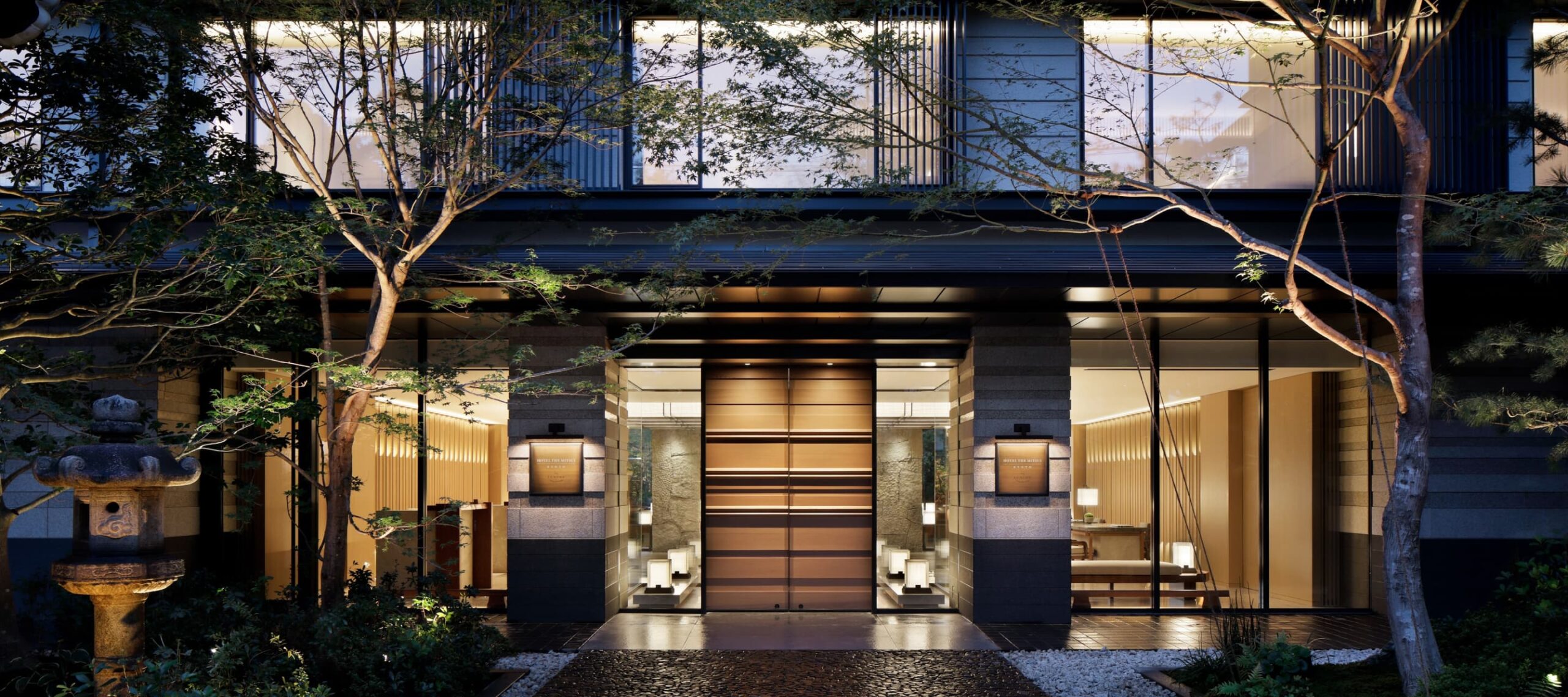 HOTEL THE MITSUI KYOTO — 京都市中京区 · 梶井宮門の先に続くエントランス