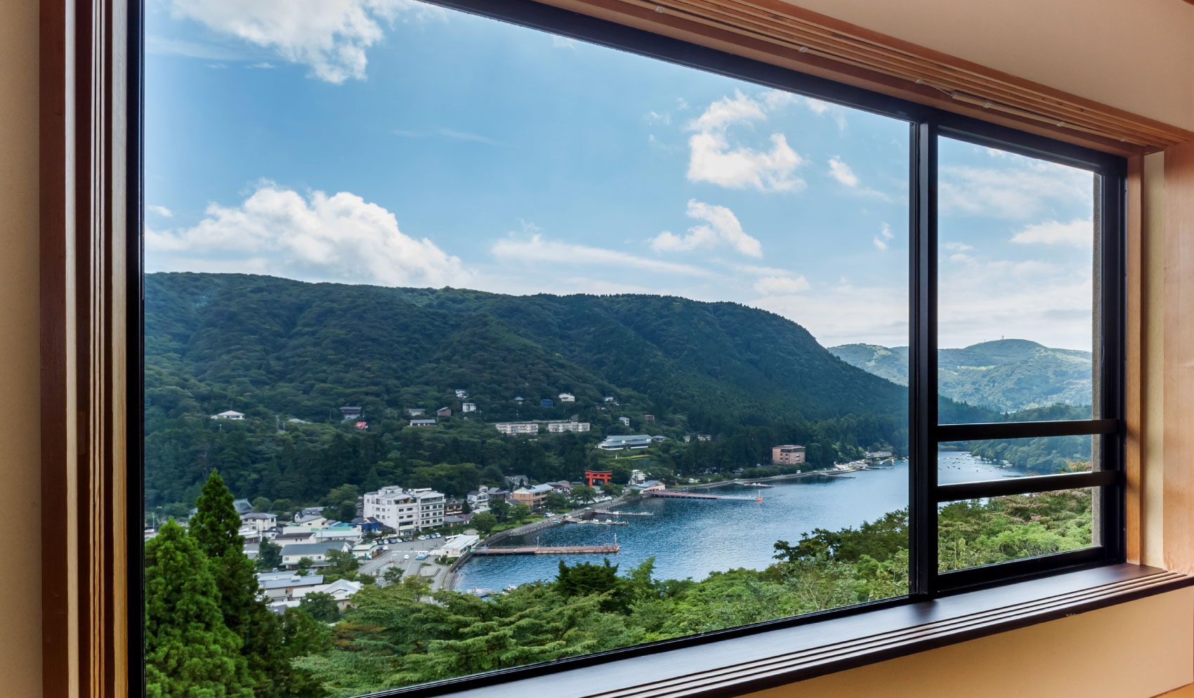 和心亭 豊月 — 箱根・元箱根 · 客室の窓から望む芦ノ湖と平和の鳥居、山の緑