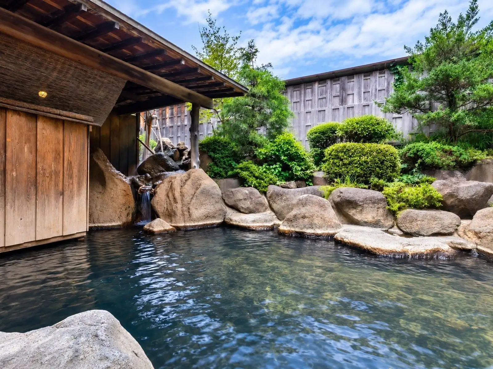 美肌の湯と寛ぎの宿 光雲荘 — 栃木県那須塩原市塩原 · 自家源泉かけ流しの大露天風呂「幸運の湯」