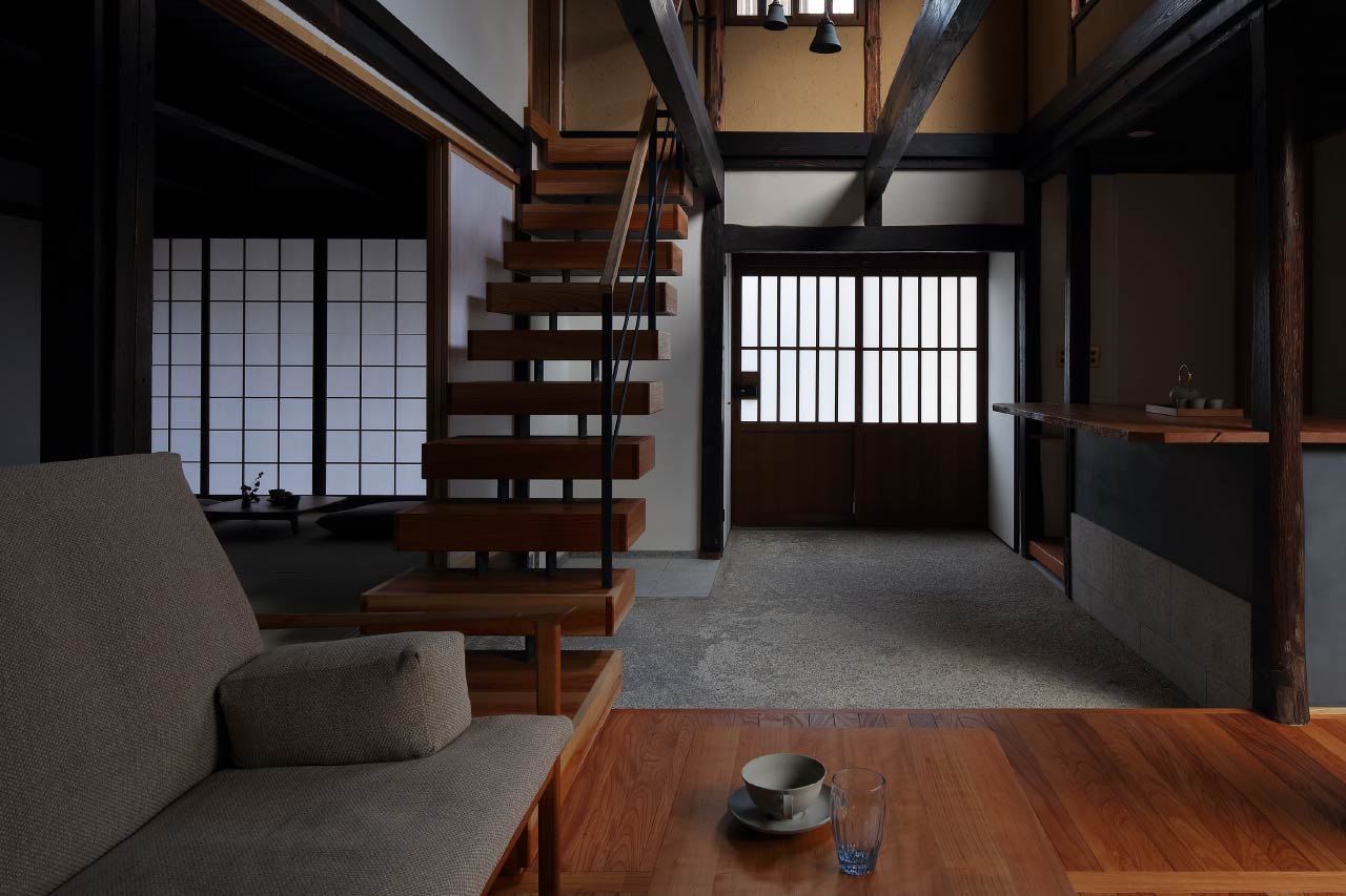 滔々 御崎 町家の宿 — 倉敷市中央・大原美術館南の路地 · 築約100年の町家を一棟貸しに改修した吹き抜けの居間