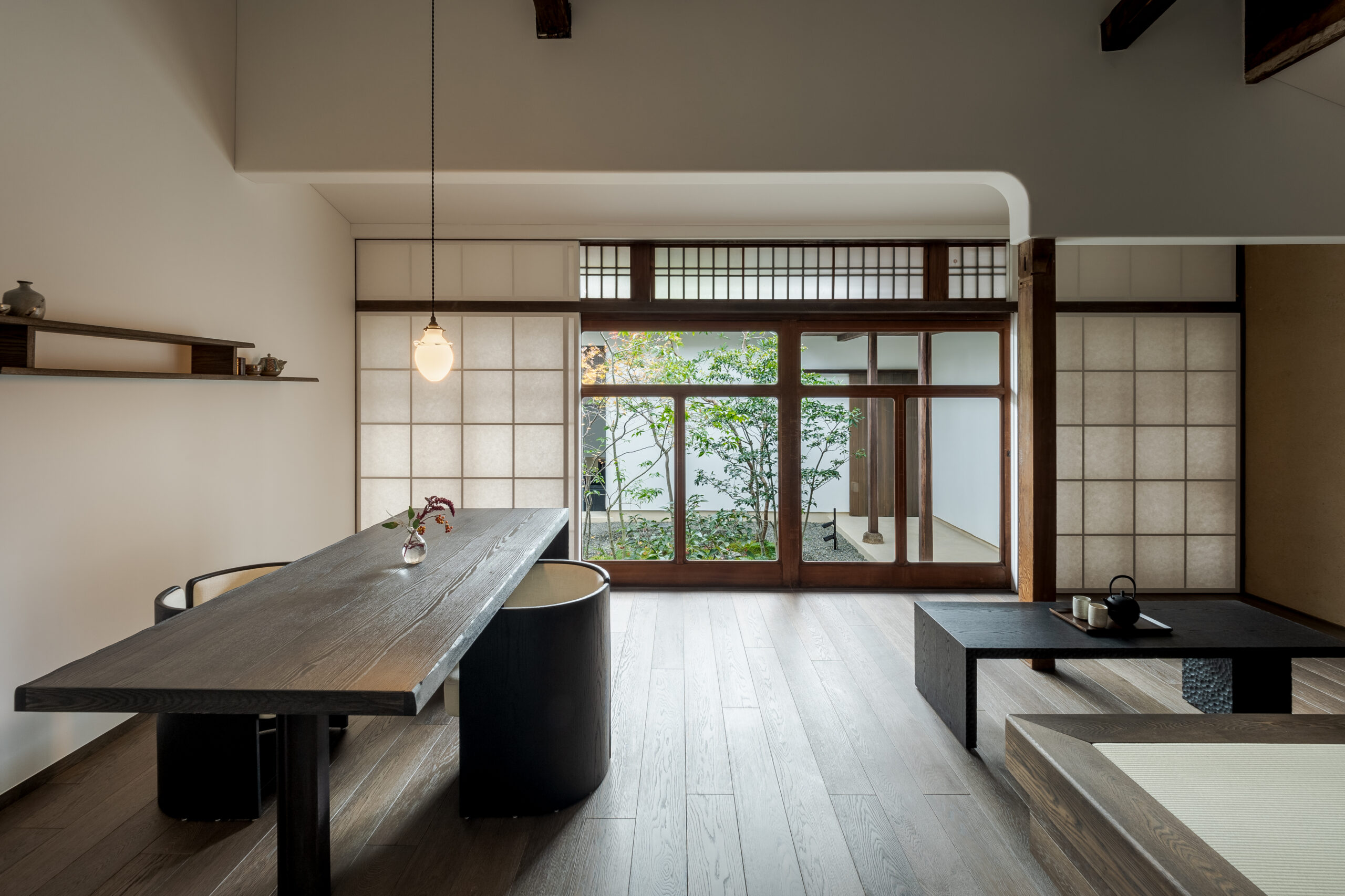 撚る屋 YORUYA — 倉敷市東町・美観地区東端 · 明治期の呉服商の建物を改修した客室と中庭