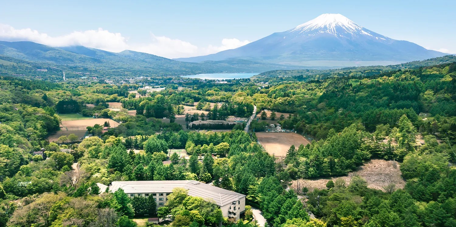 富士マリオットホテル山中湖 — 山中湖村 · 森の高台に立つホテルと山中湖・富士山を望む空撮