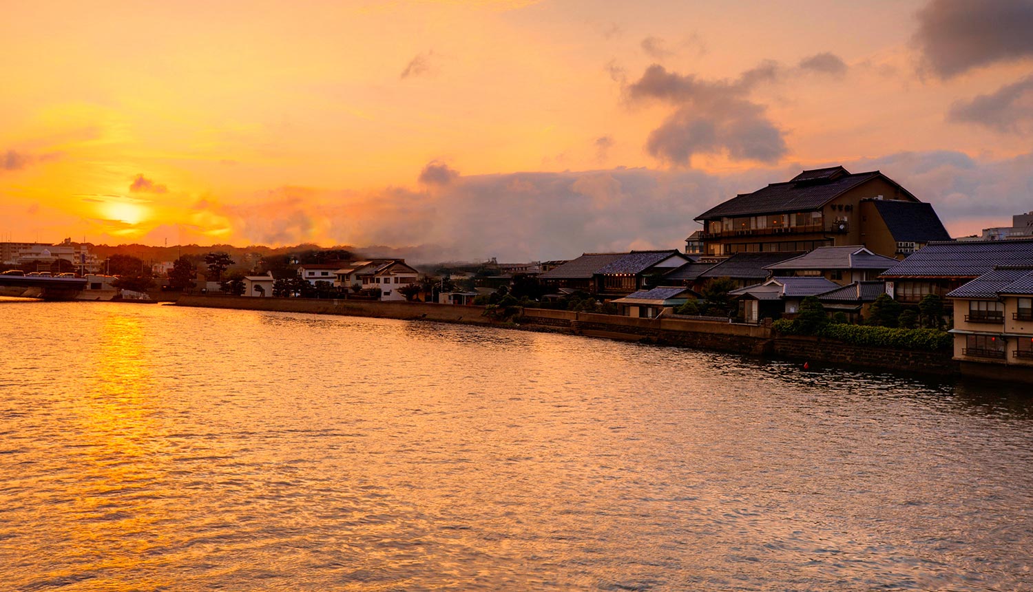 皆美館 — 島根県松江市・宍道湖畔 · 夕景の宍道湖越しに見る1888年創業の木造旅館の建物群