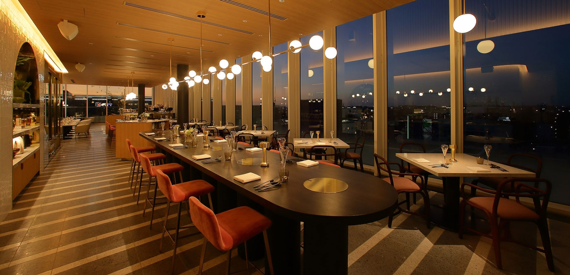 都ホテル 博多 — 13階レストラン〈Le Ciel Bleu〉 · ガラス張りの店内と博多の夕景