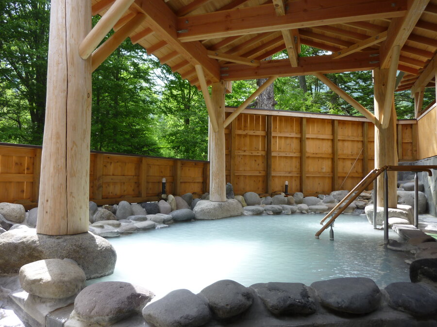 奥日光高原ホテル — 日光市湯元 · 木造の湯屋に囲まれた源泉かけ流しの乳白色露天風呂