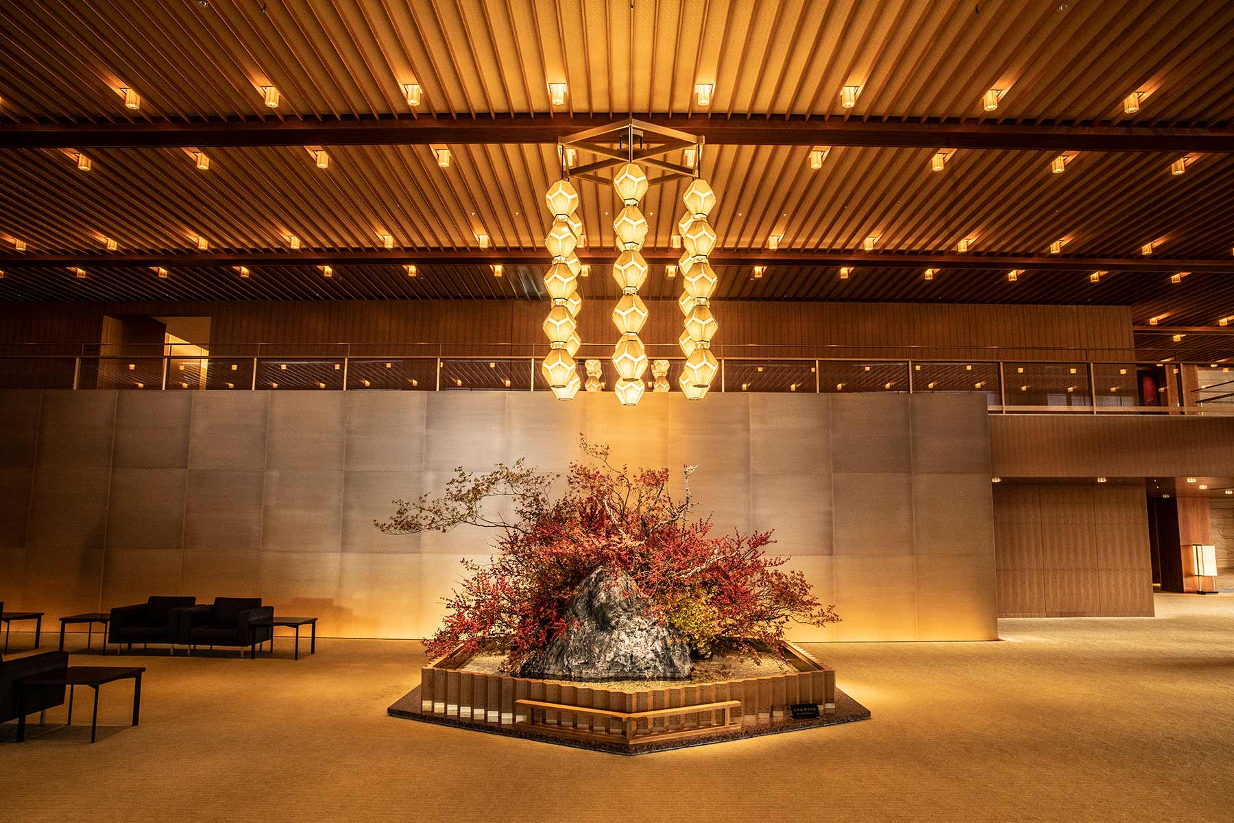 オークラ東京 — 東京都港区虎ノ門 · オークラ・ランターンが灯るプレステージタワーのロビー