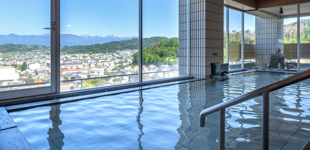 onsen hotel OMOTO — 長野・松本市浅間温泉 · 北アルプスを望む展望大浴場と大谷石を敷いた浴室床