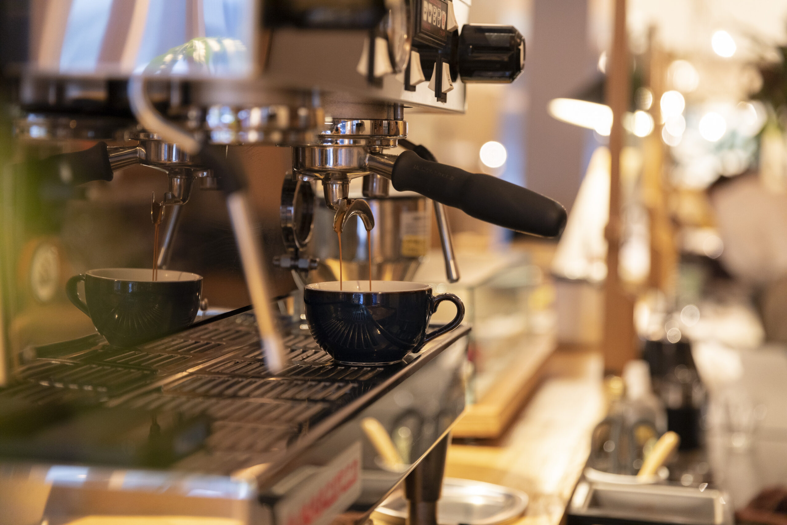 CAFE/MINIMAL HOTEL OUR OUR — 東京・柳橋 · 1階カフェバーのエスプレッソ抽出