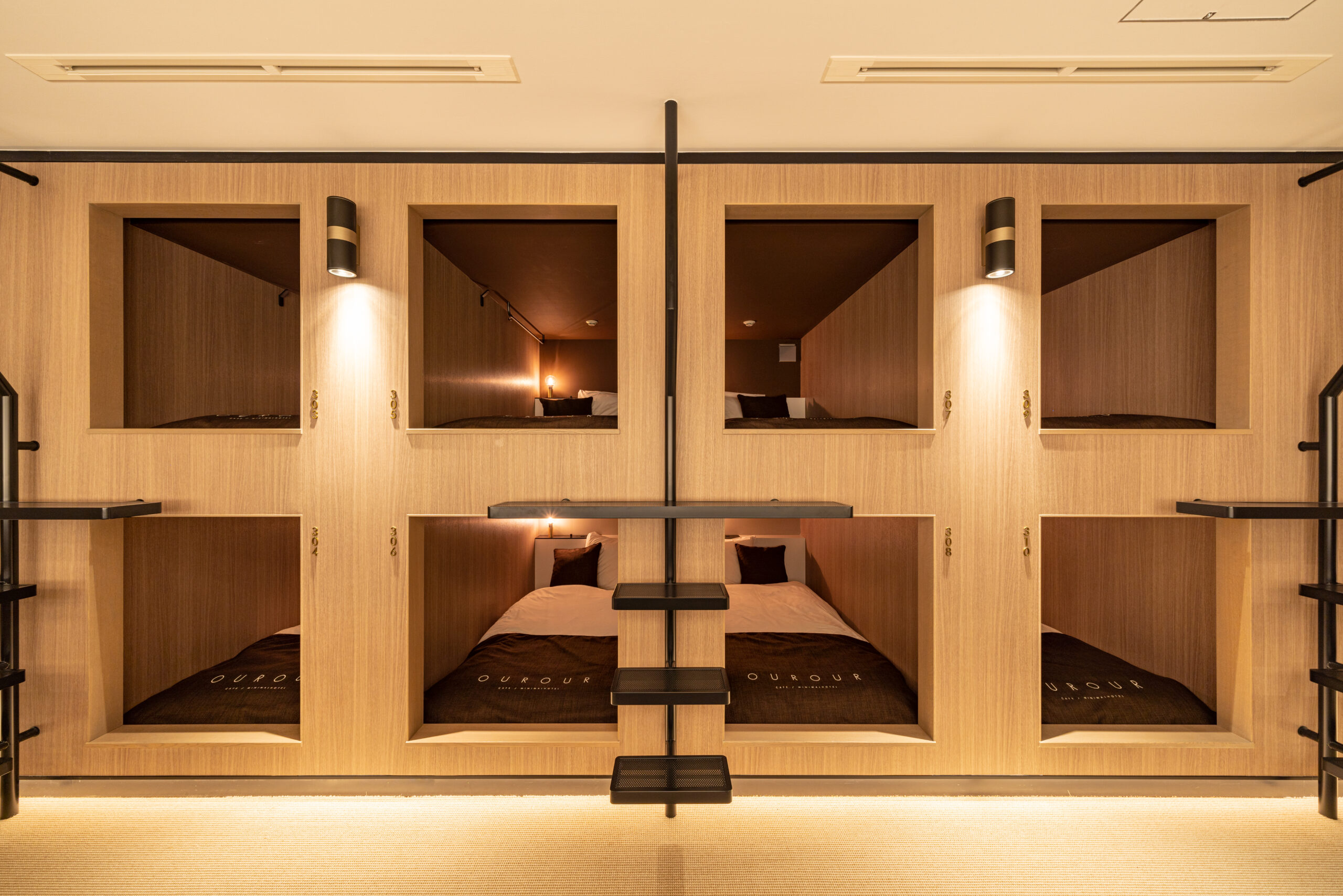CAFE/MINIMAL HOTEL OUR OUR — 東京・柳橋 · 木の量塊を刳り抜いたキャビン型客室