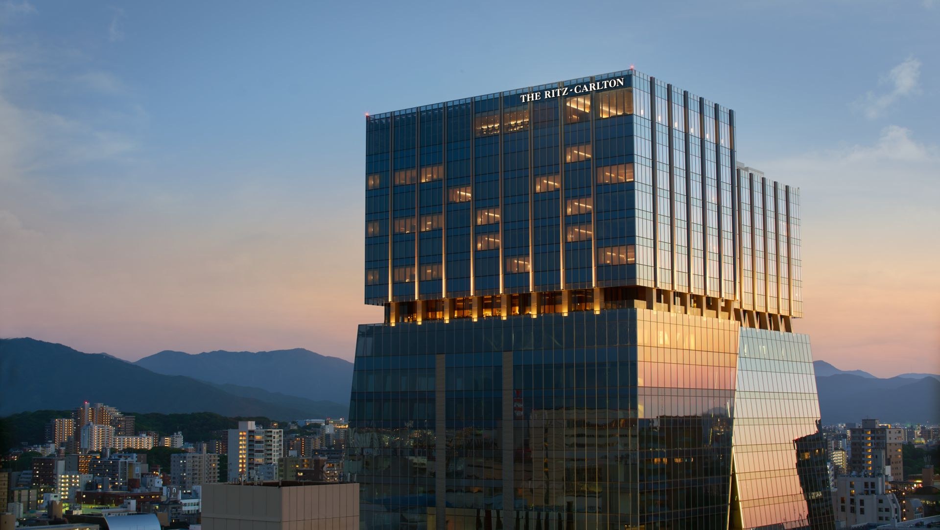 ザ・リッツ・カールトン福岡 — 福岡・大名 · 福岡大名ガーデンシティ上層部の夕景の外観