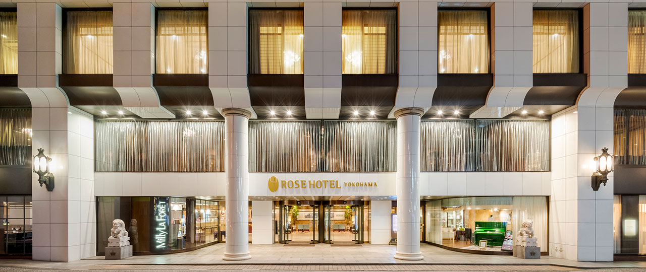 ローズホテル横浜 — 横浜中華街・山下町 · 獅子像が構える夜のエントランスと列柱の外観