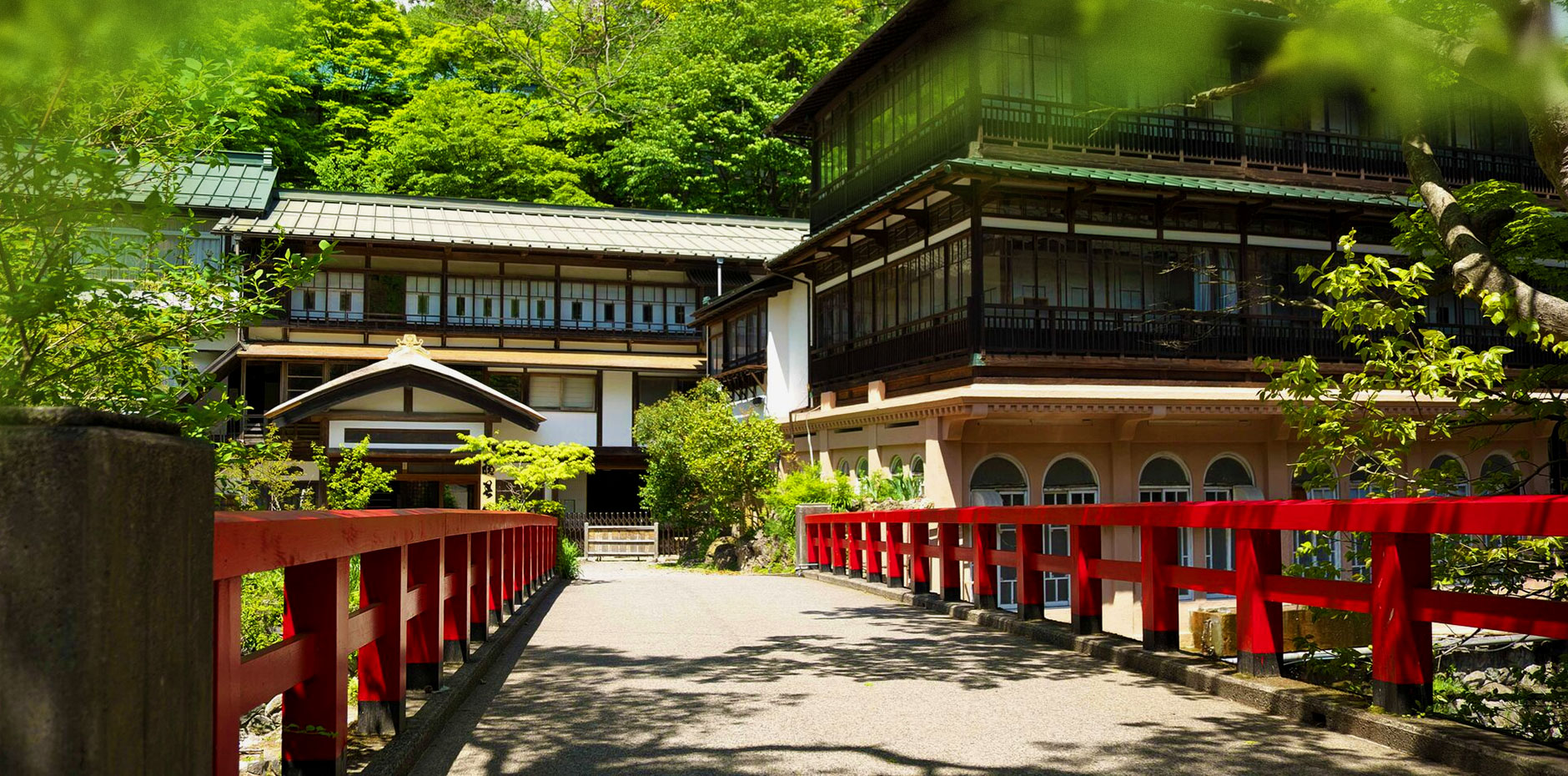 積善館 本館 — 群馬県中之条町・四万温泉 · 慶雲橋の朱と元禄期からの木造湯宿建築