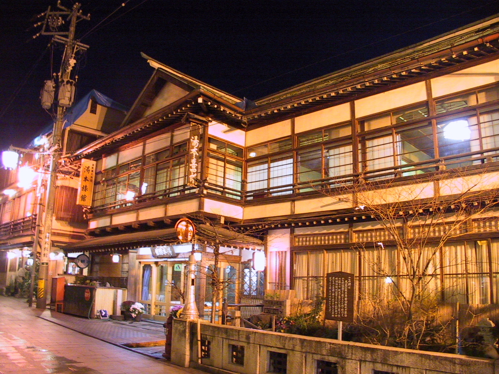 渋温泉 湯本旅館 — 長野・山ノ内町 · 石畳の温泉街に面して建つ木造二階建て旅館の夜景