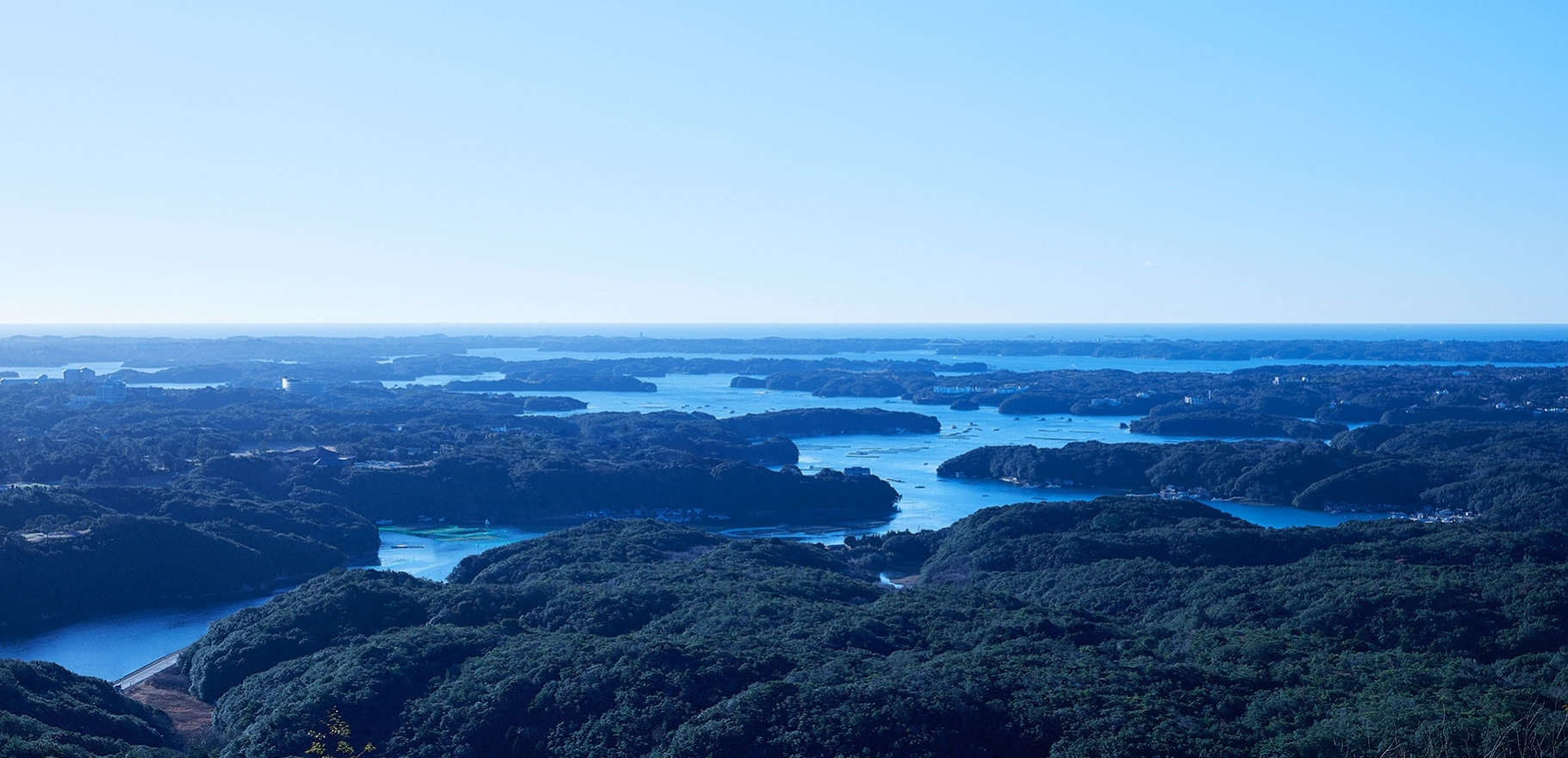 英虞湾 — 三重県志摩市 · 約60の島々が浮かぶリアス海岸を高所から望むパノラマ