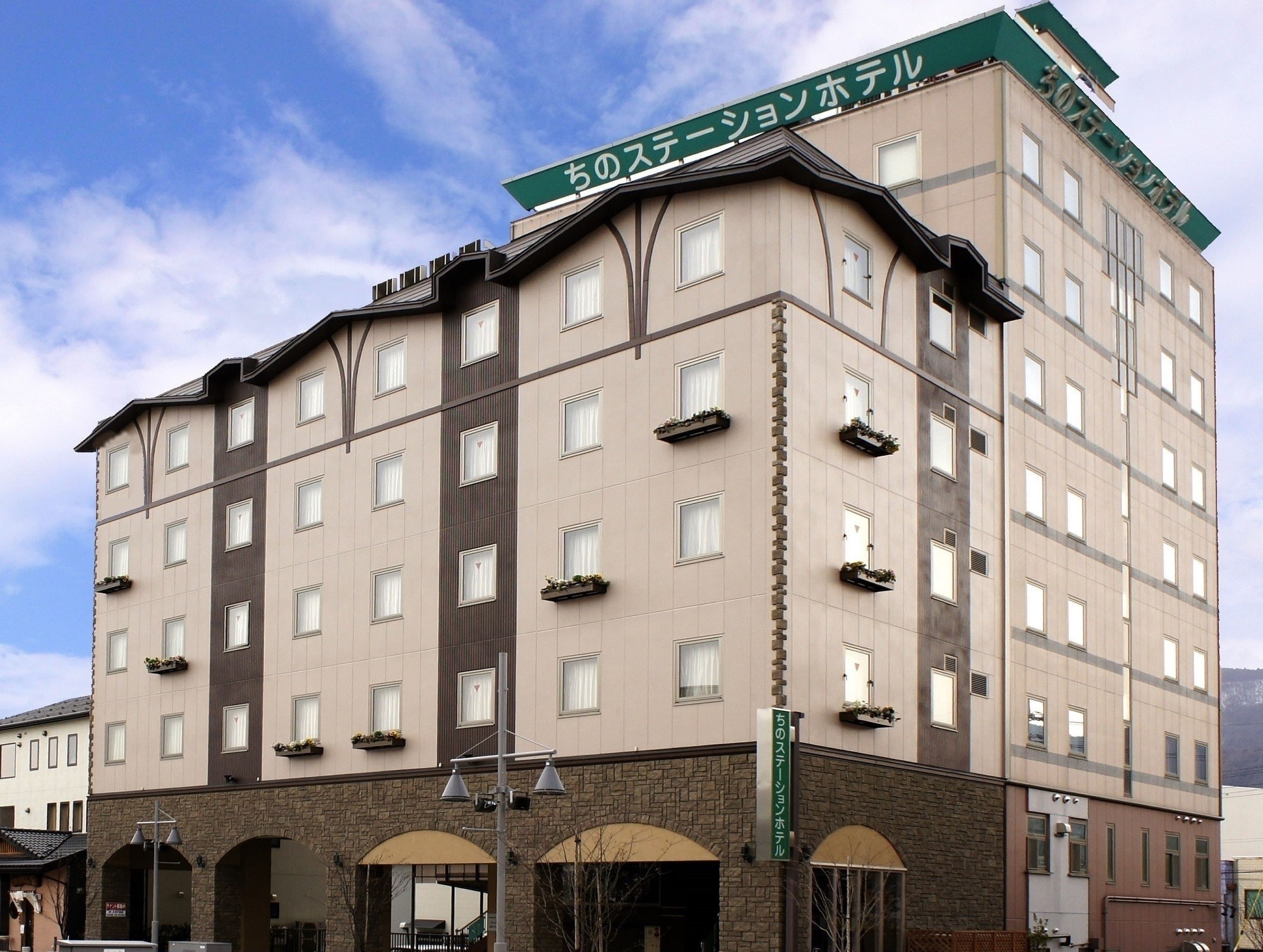 ちのステーションホテル — 茅野市ちの駅前 · JR茅野駅西口から徒歩2分に建つ85室の外観