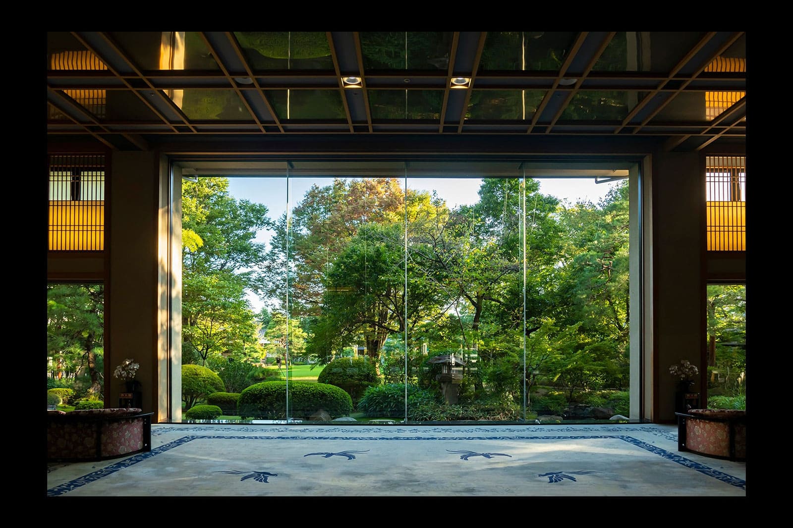 常磐ホテル — 甲府・湯村温泉 · 一面のガラス越しに日本庭園を望むロビー、1929年創業