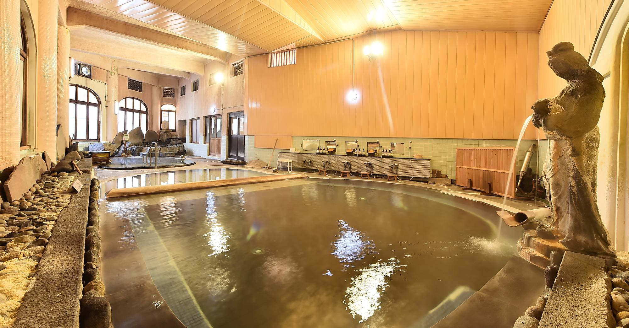 野沢温泉 常盤屋旅館 — 長野・野沢温泉村 · 自噴源泉かけ流しの大浴場「千人風呂」の内部